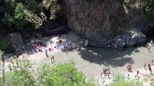 Motta Camastra - Turisti sulla spiaggia del torrente Alcantara dall'alto photo