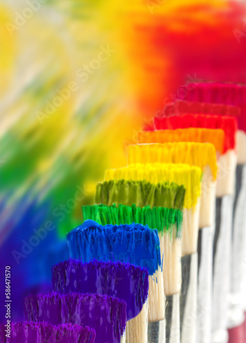 Peinture couleur arc-en-ciel sur pinceaux 