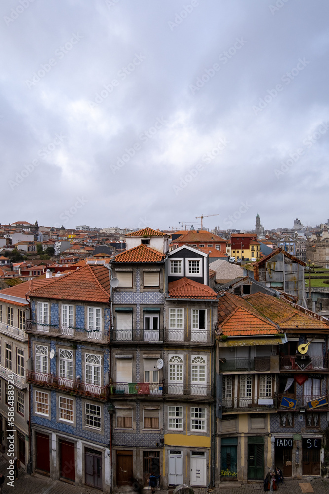 Imagen de las peculiares casas de la ciudad de Oporto con los azulejos de colores en sus fachadas y sus tejados naranjas.