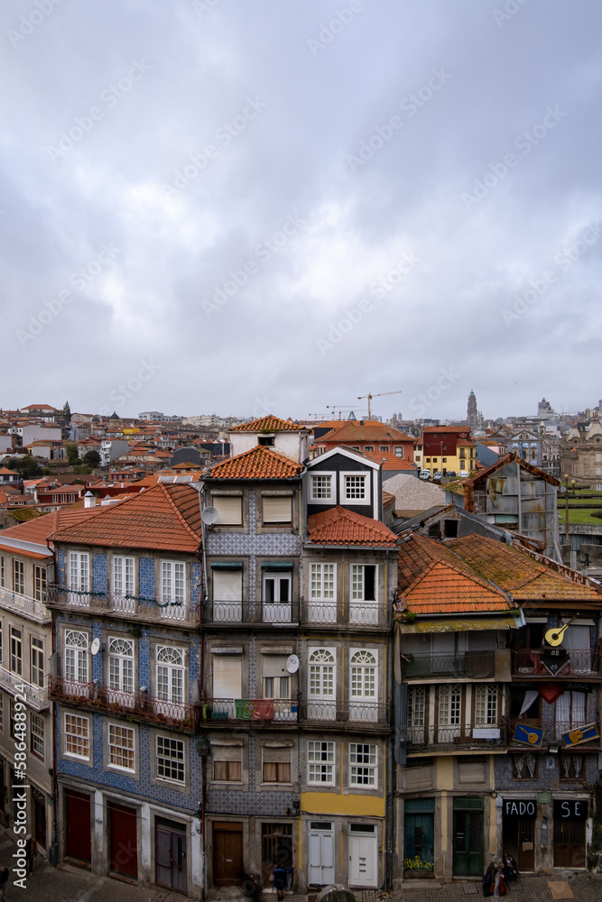Imagen de las peculiares casas de la ciudad de Oporto con los azulejos de colores en sus fachadas y sus tejados naranjas. Imagen de las peculiares casas de la ciudad de Oporto con los azulejos de colores en sus fachadas y sus tejados naranjas.