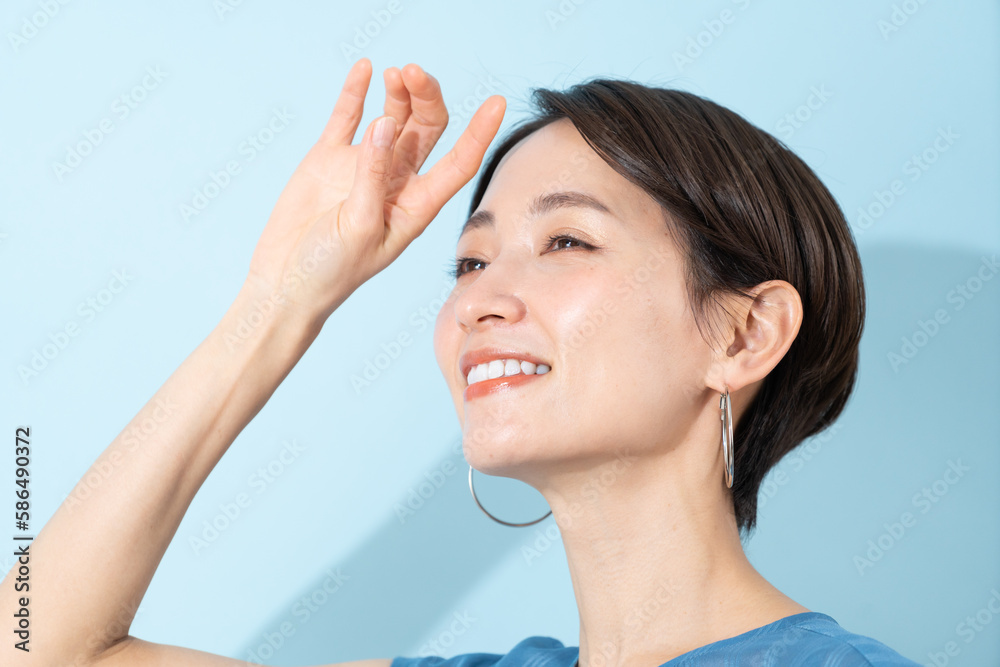 ワンピースを着た女性(夏・美容・紫外線) ワンピースを着た女性(夏・美容・紫外線)