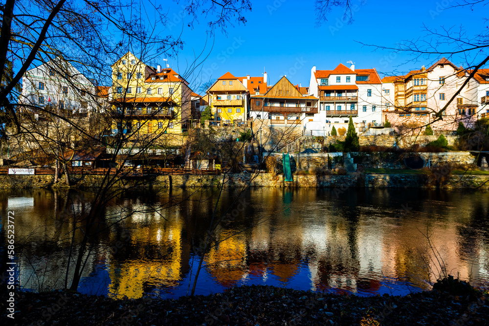 Obraz premium Häuserreihe an der Moldau, Cesky Krumlov, März 2023