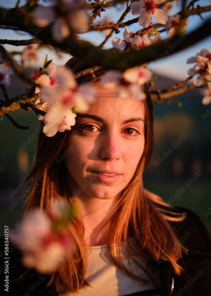 Foto scattata ad una ragazza in posa vicino ad un mandorlo in fiore. Foto scattata ad una ragazza in posa vicino ad un mandorlo in fiore.