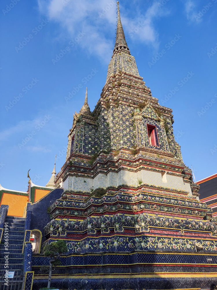 Fototapeta premium Phra Maha Chedi Si Rajakarn and its stunning stupa in Wat Pho, Bangkok