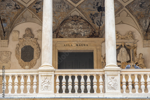 Foto Inner courtyard of Palazzo Bo, the historical home of the University of Padua; P