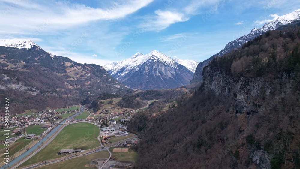 Berge mit Fluss in der Schweiz