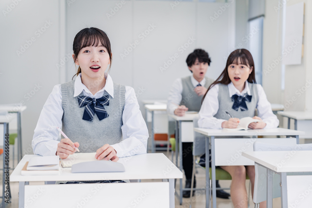 Obraz premium 授業中に驚く高校生