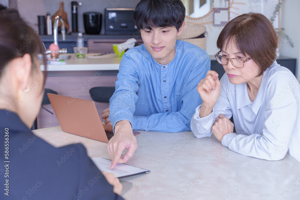契約の説明を受けるシニア女性と息子 契約の説明を受けるシニア女性と息子