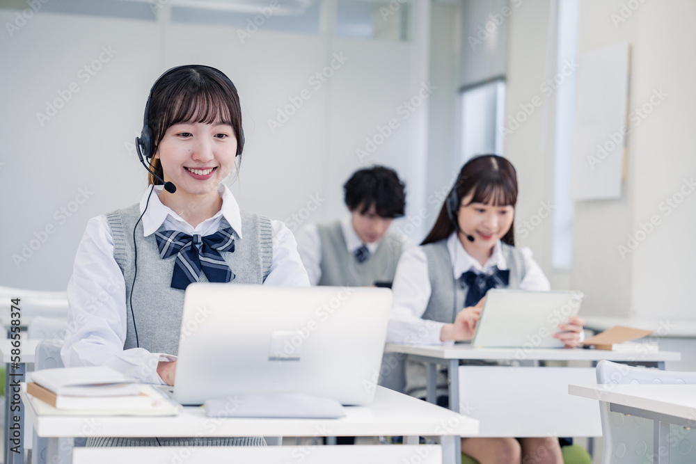 デジタル端末で授業を受ける高校生 デジタル端末で授業を受ける高校生