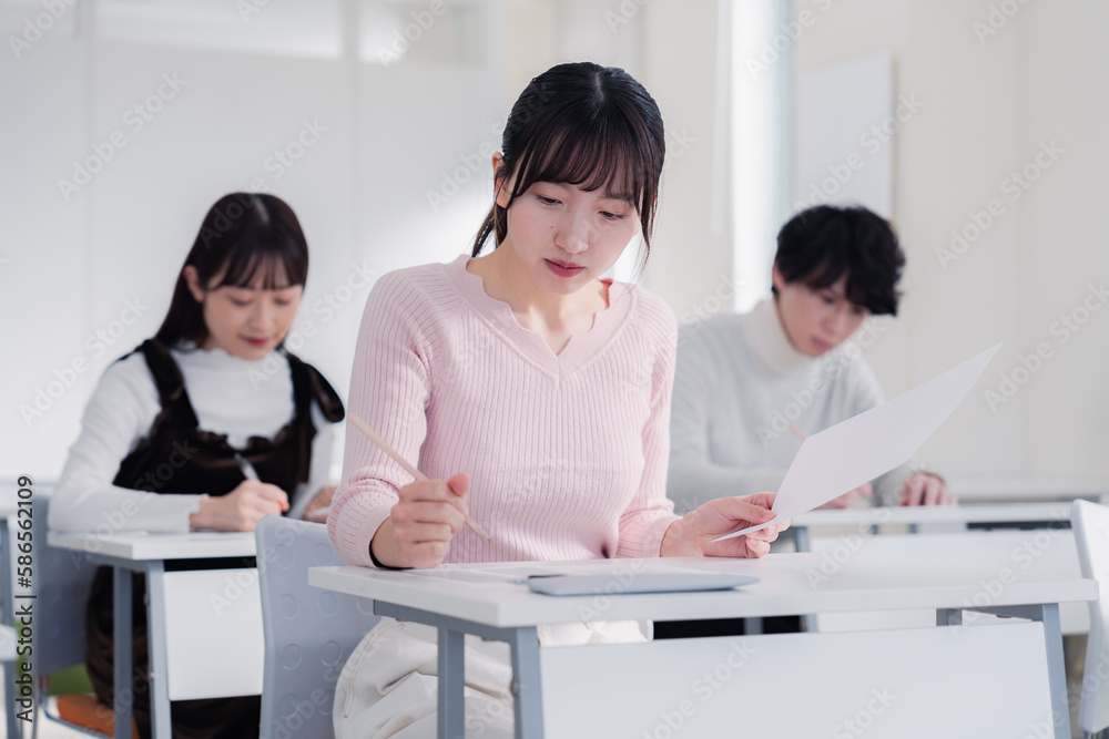 試験を受ける私服の受験生 試験を受ける私服の受験生