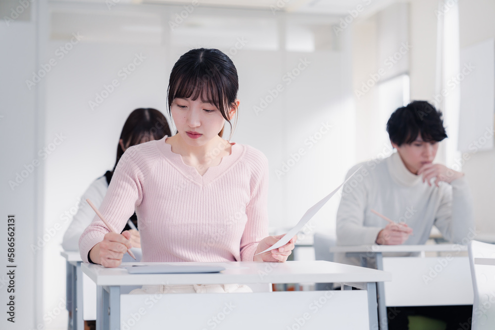 Obraz premium 試験を受ける私服の受験生