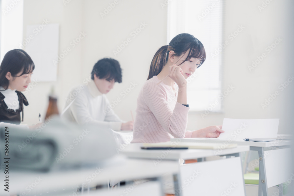 Obraz premium 試験を受ける私服の受験生