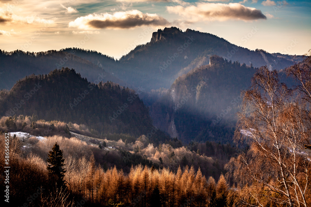 Obraz premium Górski krajobraz w jesiennych barwach z widokiem na Trzy Korony, Sokolicę i przełom Dunajca, Pieniński Park Narodowy, Pieniny, Polska