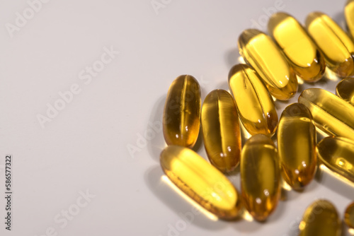 alcune pastiglie di omega 3, l'olio di pesce nella dieta