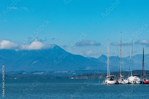 beautiful view of the lake chiemsee with the alps in background and sail boats © Sven Förter