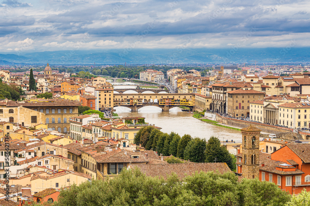 Blick auf die Brücke Ponte Vecchio in Florenz, Italien