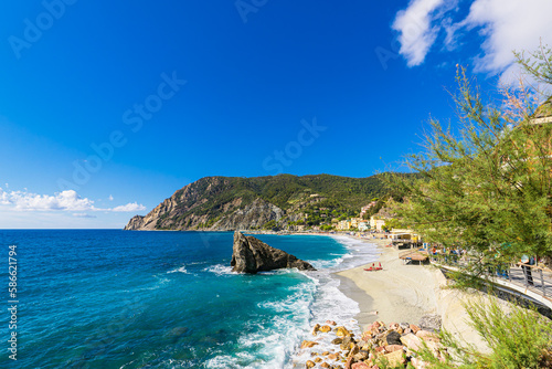 Strand in Monterosso al Mare an der Mittelmeerküste in Italien