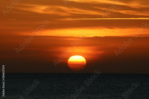 Fototapeta Naklejka Na Ścianę i Meble -  precioso amanecer en el mar
