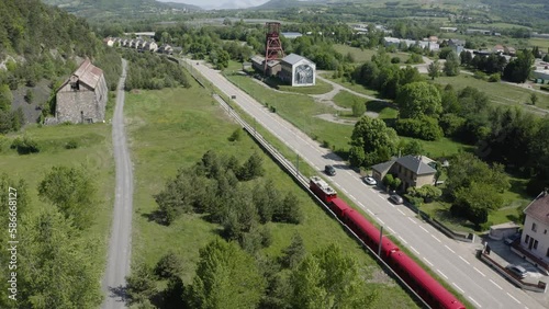 Le petit train de La Mure passant devant la mine de Susville photo
