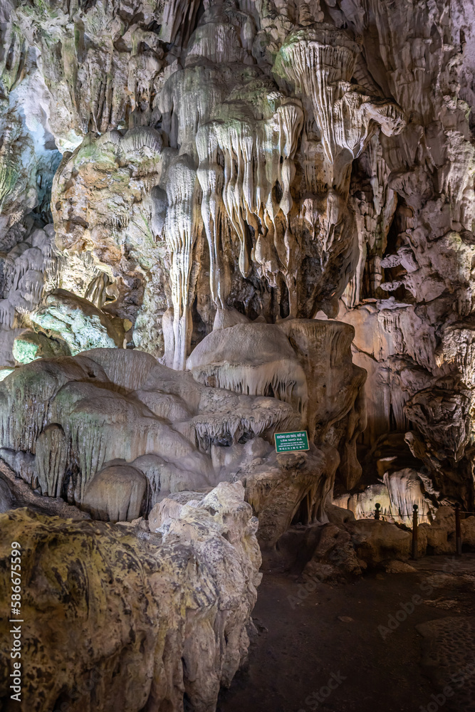 Obraz premium view of Thien Cung Cave, Halong Bay, Vietnam.