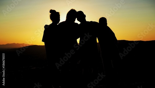 silueta familia en puesta de sol atardecer
