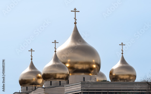 Clochers à bulbe dorés de la cathédrale orthodoxe de la Sainte-Trinité située à Paris, France photo