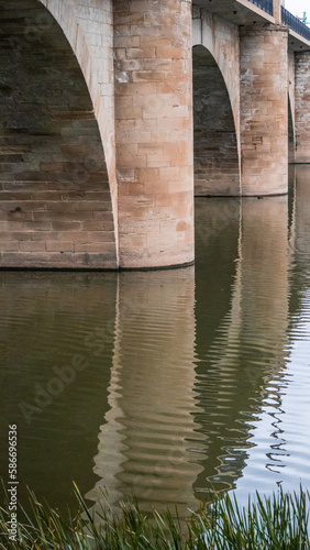 Reflejos sobre el puente de piedra de La Rioja. © Angélica Yunuhén