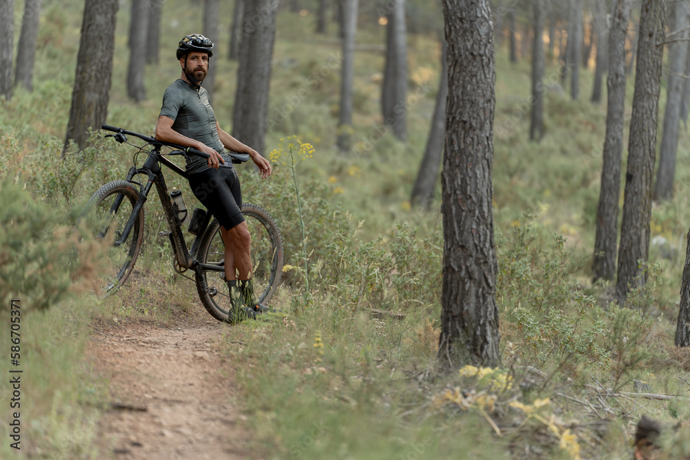 Biker Ciclista en el bosque