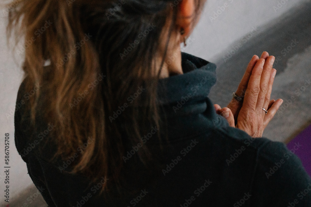 Fototapeta premium Mujer meditando con manos juntas 