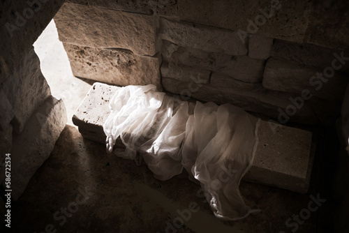 Quadro em tela Empty tomb while light shines from the outside