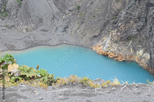 crater, volcan irazu  .lago turqueza, photo