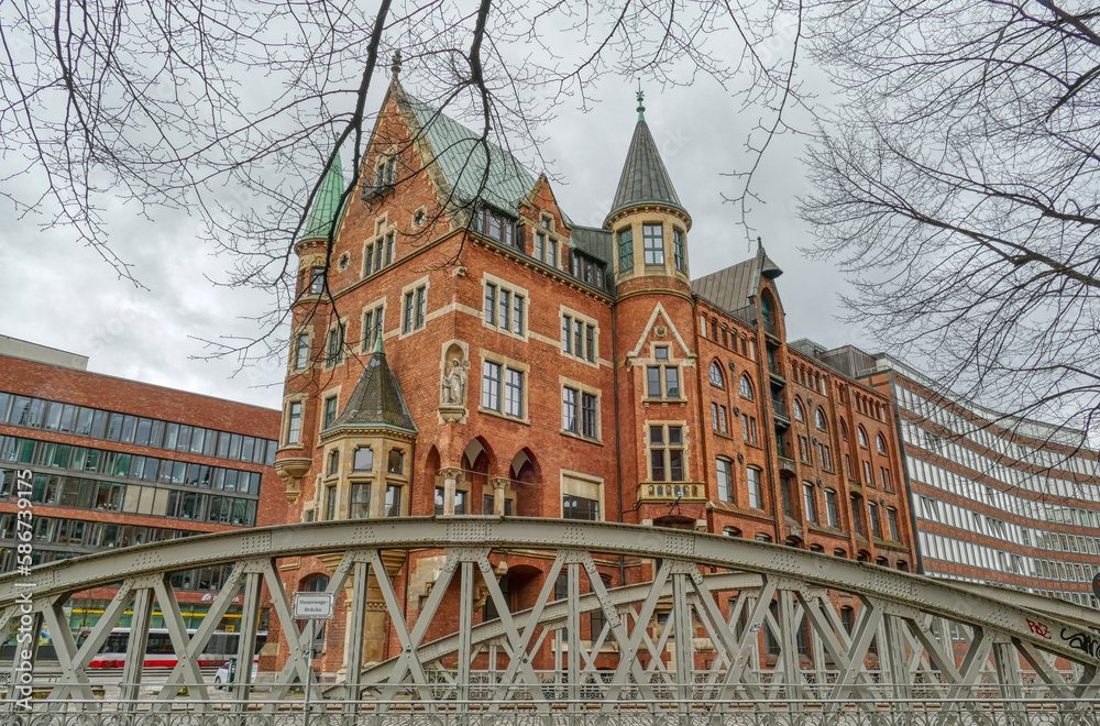 Schönes historisches Gebäude in der Speicherstadt in Hamburg hinter einer Brücke