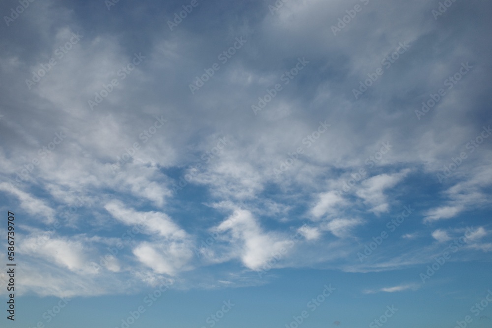 Farbiger Himmel mit interessanten Wolken als Hintergrund Farbiger Himmel mit interessanten Wolken als Hintergrund