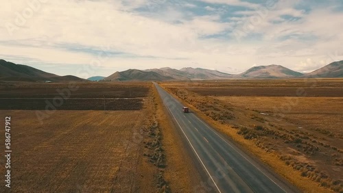 Vue drone d'une route droite desertique photo