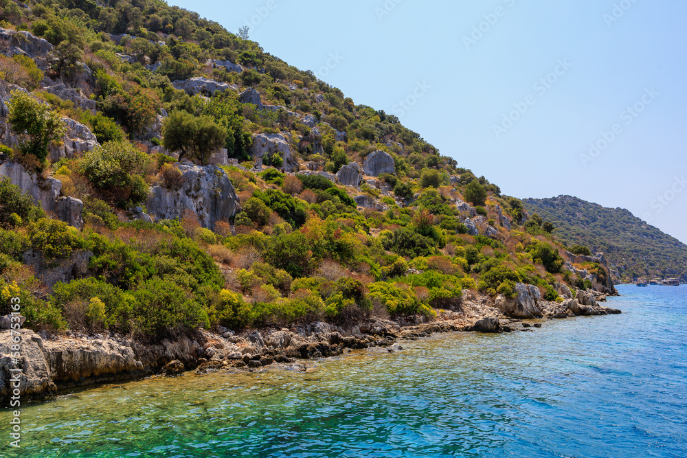 Obraz premium The ruins of a sunken ancient city on the island of Kekova Lycian Dolichiste in Turkey in the province of Antalya