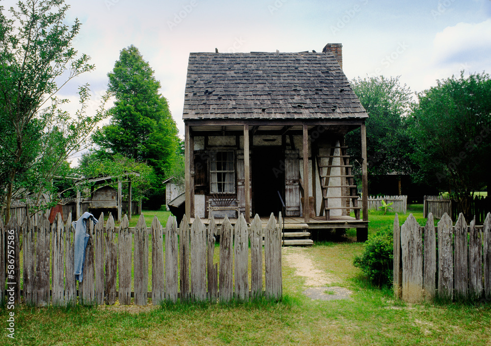 Φωτογραφία Traditional Acadian house at Louisiana State University Rural Life Museum at Bat