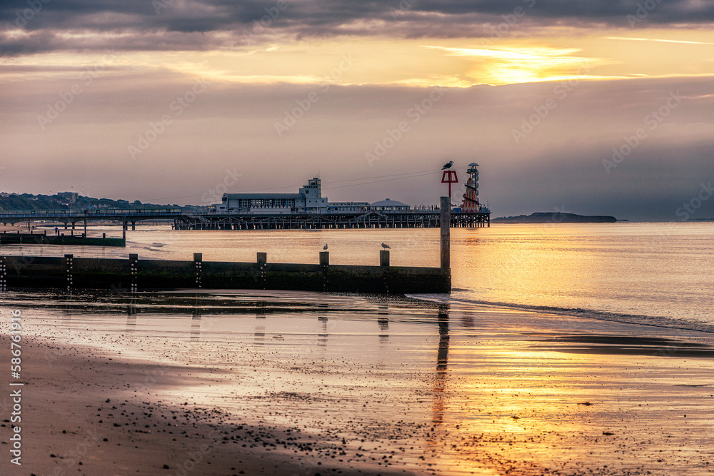 Obraz premium The pier and groyne at Bournemouth Beach, Dorset