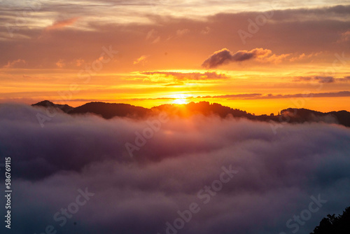 雲海に照らされる朝日 © hide_rabbit