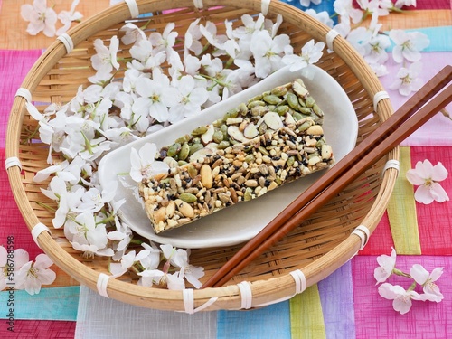 한국 전통 음식 강정과 벚꽃, 견과류 과자