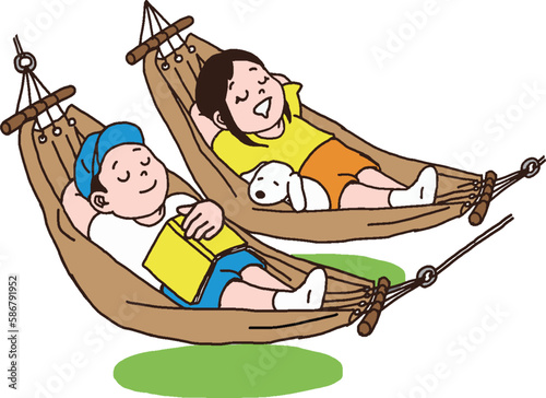 ハンモックで眠る男の子女の子