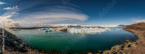 Jökulsárlón es un lago glaciar que linda con el parque nacional de Vatnajökull, en el sudeste de Islandia photo