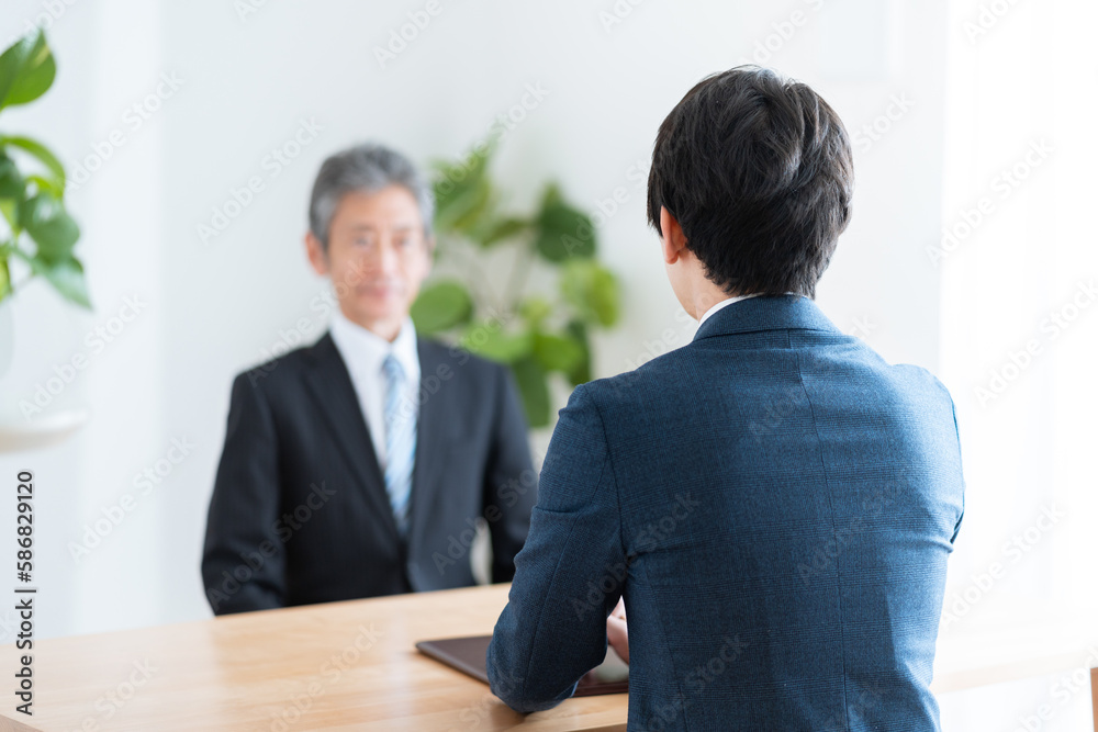 会議をするビジネスマンたち(ビジネス・ミーティング・面接) 会議をするビジネスマンたち(ビジネス・ミーティング・面接)