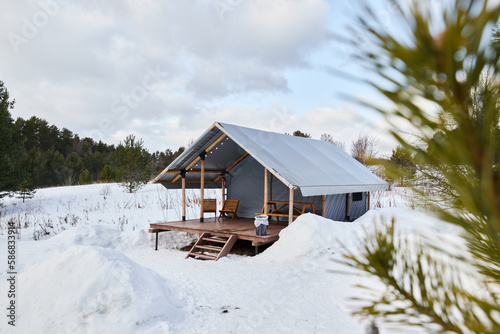 Canvastavla Photos of beautiful glamping in the winter forest