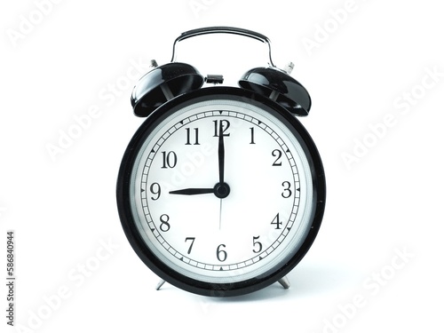reloj despertador alarma negro sobre fondo blanco. Marcando la hora 9am 9pm nueve. close up objeto retro vintage