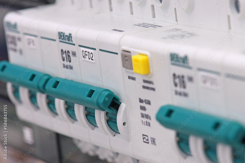 DEKraft automatic current switches for protection of electrical loads ...