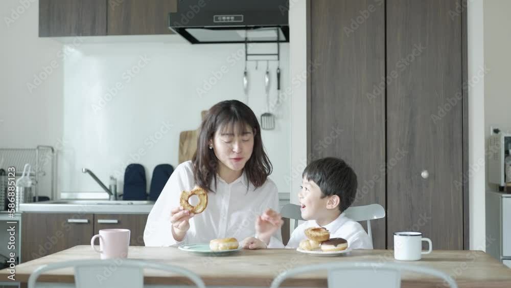 ドーナツを食べる母親と息子 ドーナツを食べる母親と息子