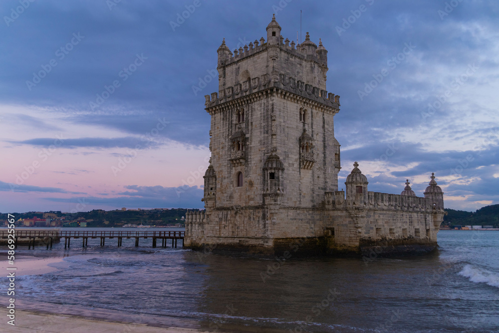 Torre de Belém ao anoitecer em Lisboa Portugal