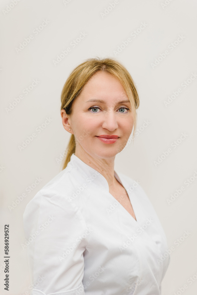 Masseuse in white uniform waiting for client for relaxing massage in spa center. Body shaping massage, lymphatic drainage, aesthetic procedures in salon. Preparation for aromatherapy. Photo closeup. Masseuse in white uniform waiting for client for relaxing massage in spa center. Body shaping massage, lymphatic drainage, aesthetic procedures in salon. Preparation for aromatherapy. Photo closeup.