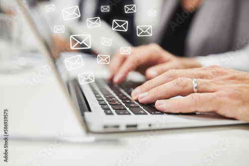 Hände beim Schreiben und Empfangen von E-Mails
