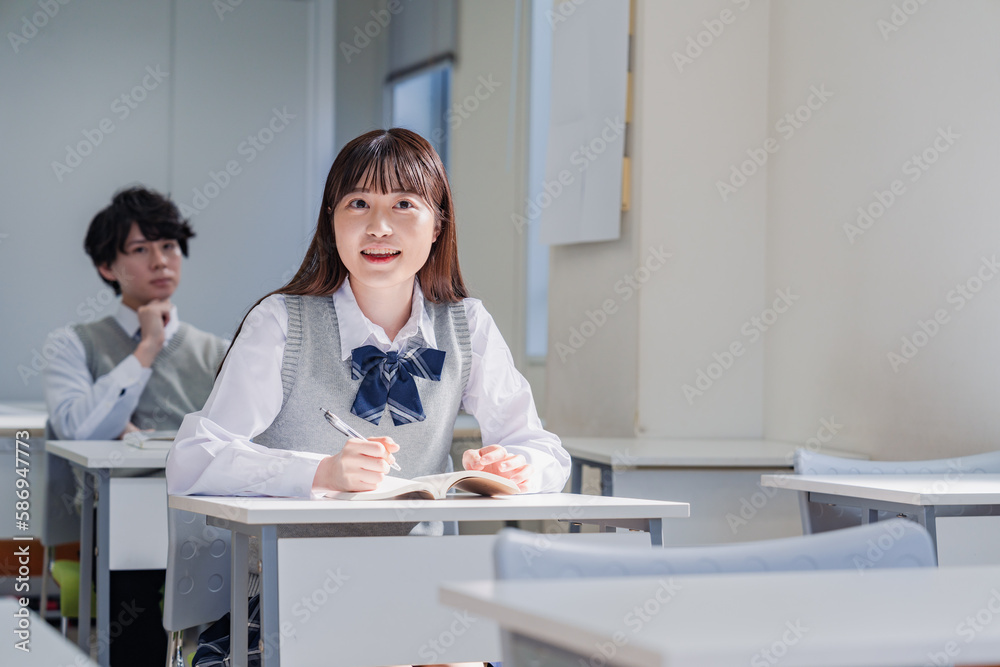 Obraz premium 制服で予備校の授業を受けるティーンエージャー
